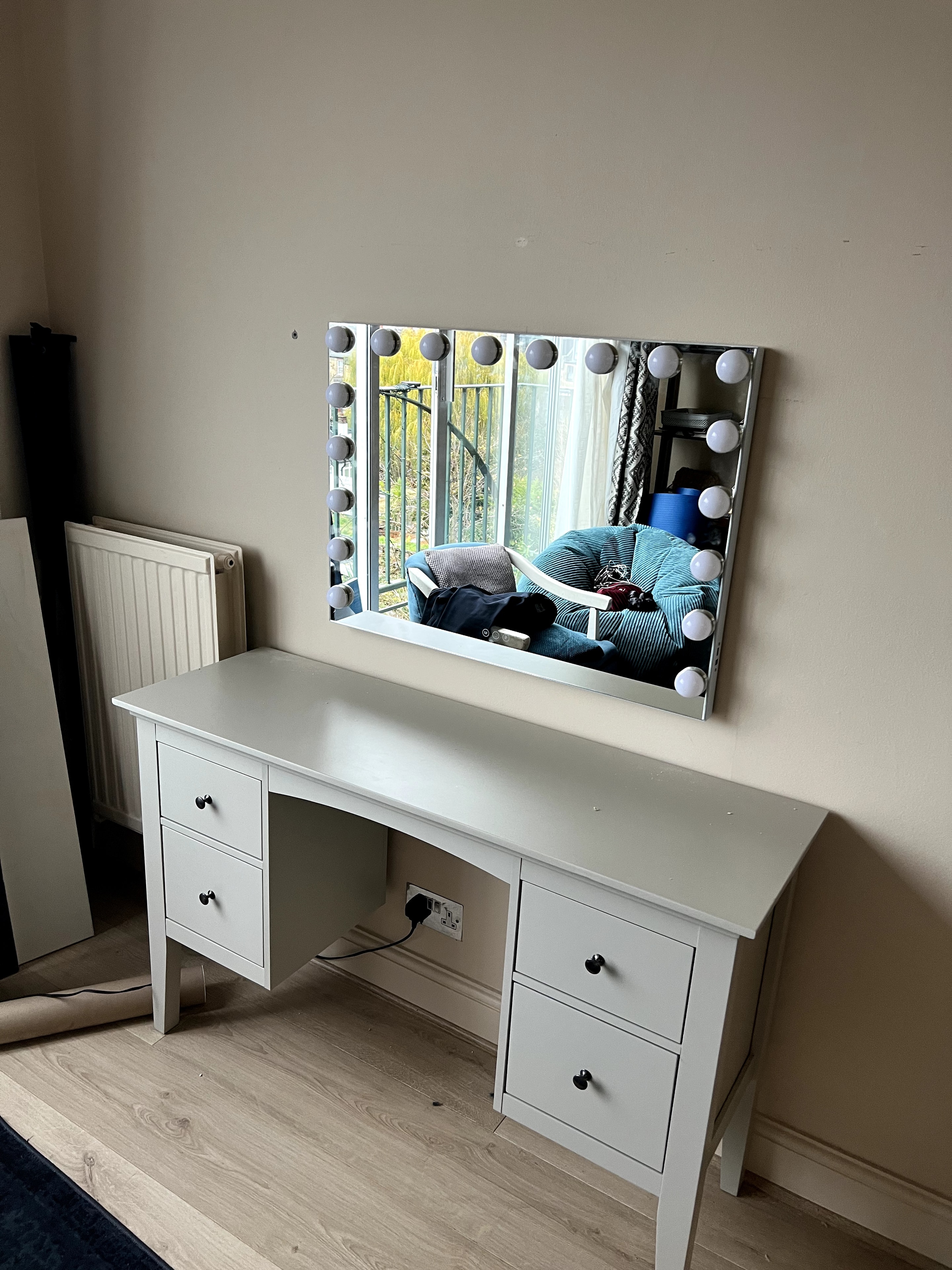 Dressing table with Hollywood-style vanity mirror assembled